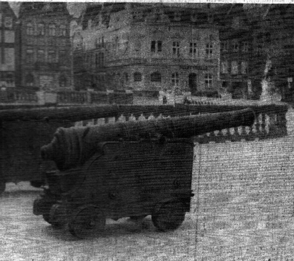 Kanonen vor der Polizeiwache